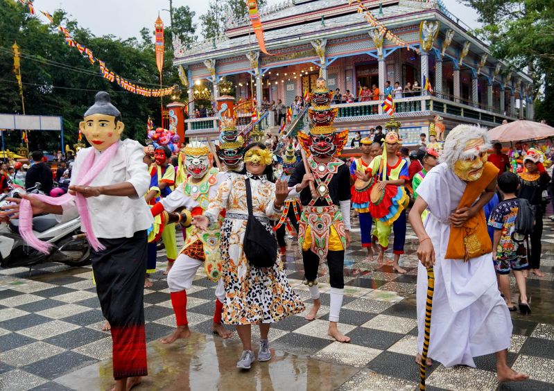 Thong thuong Le dang Y Kathina duoc dien ra trong 2 ngay. Ngay thu nhat, cac gia dinh to chuc cho cac doan phat tu (gom doi mua trong sa dam, cac chu khi Hanuman, cac chu deo hinh nom ong dia hoac mot vi than nao do trong truyen thuyet, cac chu ngua,....) di quyen gop tinh tai gom dang bong bac (dang cung cay bong hoa co kem theo tien, goi la cay tien hoac dang cung cay la vang, la bac) de mua cac vat dung dang den chu tang. Su dong gop moi gia dinh, moi nguoi la khong bat buoc, tuy vao long hao tam. Sau do ho thinh chu tang den de tung kinh va cau an cho gia chu va cu dan trong phum, soc.