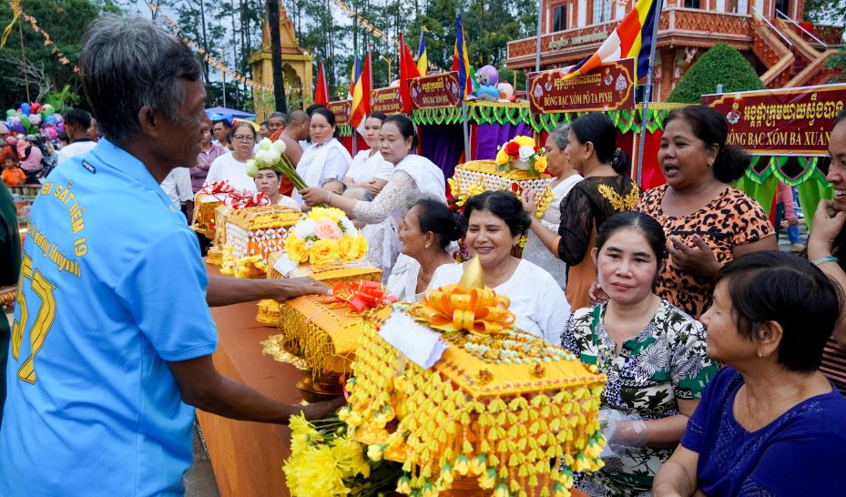 Theo quy dinh, le dang Y Kathina duoc to chuc sau 03 thang an cu kiet ha va truoc ngay to chuc le Ooc – Om – Boc. Cac vi tru tri chua se an dinh ngay cu the roi thong bao cho Phat tu trong phum, soc biet de tien hanh to chuc. Khi nhan thong bao, moi phum soc se co tu 01 den 03 gia dinh cung nhau to chuc va van dong cac gia dinh khac cung tham gia de khich le tin do Phat tu thuc thi dai hanh bo thi va tri an cong duc Tam Bao (Phat, Phap, Tang), tri an cong duc hang Phat tu ho tri Phat phap.