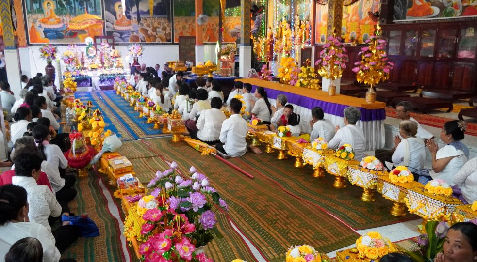 Phat tu thuc hien nghi thuc chuan bi mang le vat vao chinh dien.