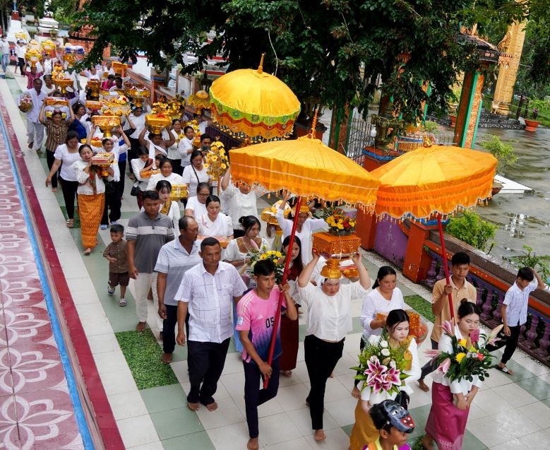 Ngay thu hai to chuc ruoc Kathina quanh phum soc cua minh, di kem dam ruoc Kathina la doi mua trong Sa dam, doi Ro bam, cac chu khi Hanuman,...va nhung thieu nu, cac phat tu xep thanh 02 hang ruoc cac cay hoa, cay la vang, la bac va le vat quan trong khac tien ve chua. Sau do, ho duoc cac vi su hanh le Nhieu Phat 03 vong xung quanh Chinh dien chua va