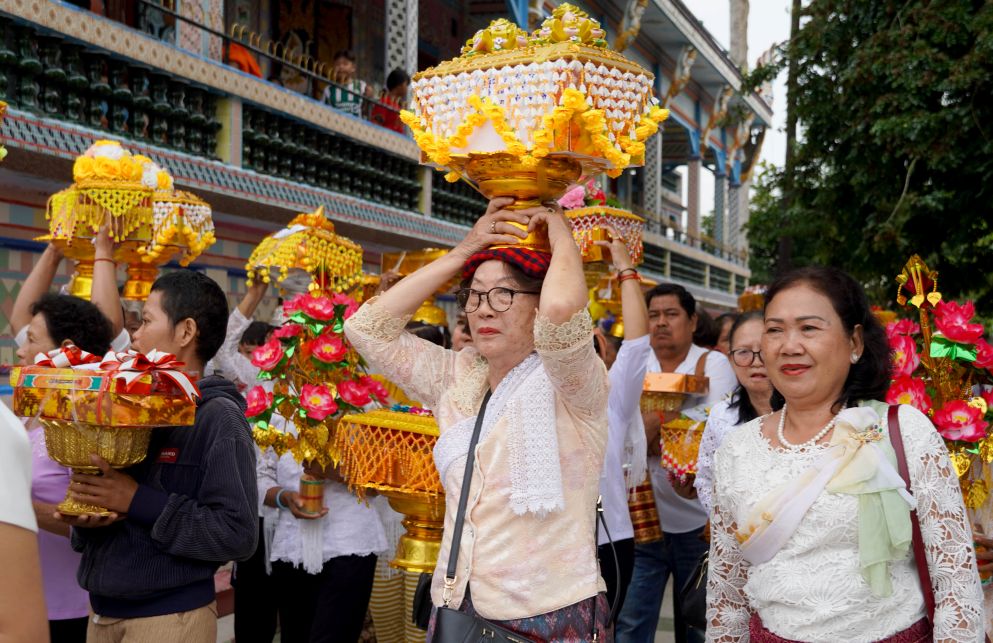 Cac Phat tu chuan bi le vat cung duong rat trang trong, dang le len dau de to long thanh kinh.