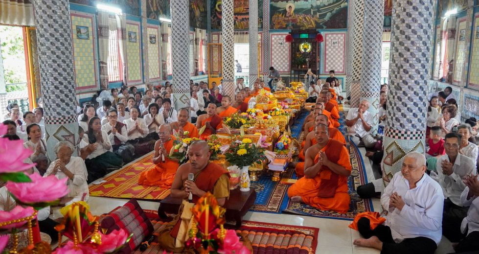 thuc hien nghi le Dang Y Kathina tai Chinh dien bao gom: Le Quy y Tam bao; Thuyet phap y nghia Dai le Dang Y Kathina; Le Tho Y Kathina; Le tung kinh cau an, chuc phuc, hoi huong, hoan man.