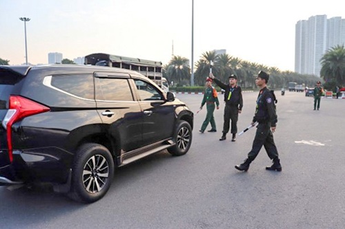 To chuc bao ve, kiem soat phuong tien ra vao khu vuc cong Trung tam Hoi nghi Quoc gia, bao dam an toan tuyet doi. Anh: CAHN