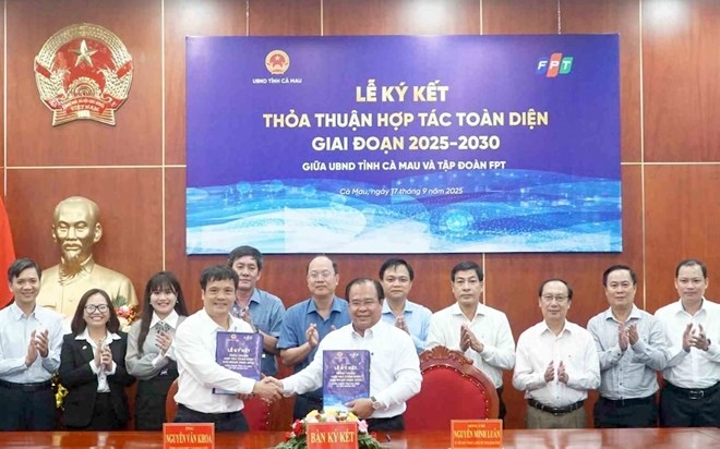 Ca Mau province signed a comprehensive cooperation agreement with FPT Corporation. Photo: Nhat Ho