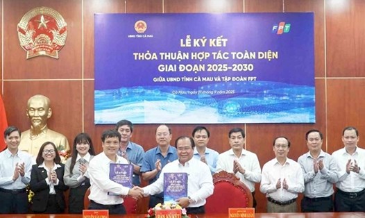 Tỉnh Cà Mau ký kết hợp tác toàn diện với Tập đoàn FPT. Ảnh: Nhật Hồ