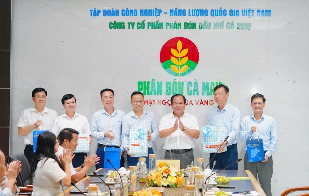 Pho Chu tich UBND tinh Nguyen Minh Luan tang qua cho Cong ty Co phan Phan bon dau khi Ca Mau. Anh: My Tran