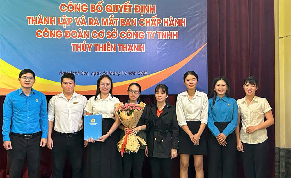 Le syndicat du quartier Ngu Hanh Son de Da Nang a annonce la decision de creer le syndicat de base de Thuy Thien Thanh Co., Ltd. Photo : Syndicat de Ngu Hanh Son