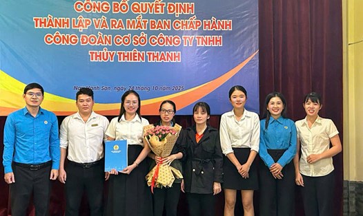 Công đoàn phường Ngũ Hành Sơn, Đà Nẵng công bố Quyết định thành lập Công đoàn cơ sở Công ty TNHH Thủy Thiên Thanh. Ảnh: Công đoàn Ngũ Hành Sơn