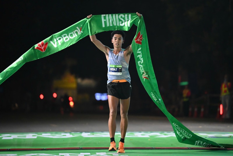 Huynh Anh Khoi vo dich cu ly 42 km, pha ky luc ca nhan. Anh: VHIM