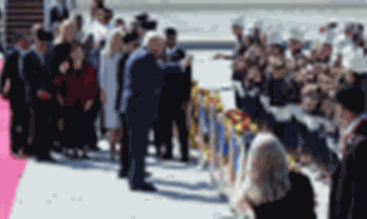Ông Trump nhảy theo đoàn văn nghệ chào đón ngay tại sân bay ở Malaysia. Ảnh: AFP