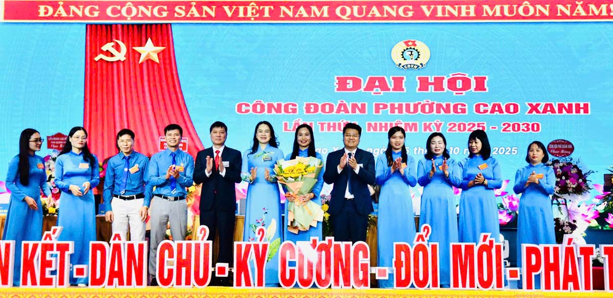 Les dirigeants de la Federation provinciale du travail du Parti du Comite du Parti et du Comite populaire du quartier de Cao Xanh offrent des fleurs pour feliciter le Comite executif le Comite d'inspection du syndicat du quartier de Cao Xanh pour le mandat 2025-2030 lors de la presentation du Congres. Photo : Doan Hung
