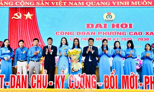 Lãnh đạo LĐLĐ tỉnh, Đảng ủy, UBND phường Cao Xanh tặng hoa chúc mừng Ban Chấp hành, Ủy ban Kiểm tra Công đoàn phường Cao Xanh, nhiệm kỳ 2025-2030 ra mắt Đại hội. Ảnh: Đoàn Hưng
