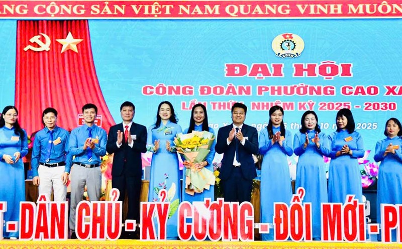Leaders of the Provincial Federation of Labor, the Party Committee, and the People's Committee of Cao Xanh Ward presented flowers to congratulate the Executive Committee and the Inspection Committee of the Cao Xanh Ward Trade Union for the 2025-2030 term at the launch of the Congress. Photo: Doan Hung