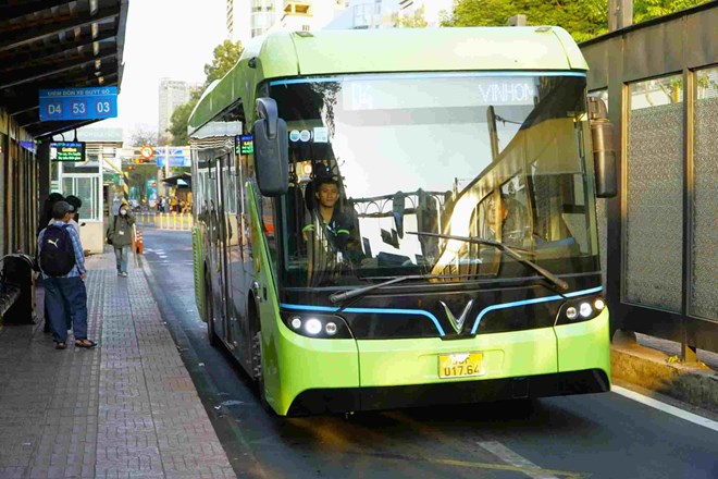D4 electric bus route runs in the center of Ho Chi Minh City. Photo: Minh Quan