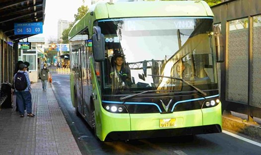 Tuyến buýt điện D4 chạy ở trung tâm TPHCM. Ảnh: Minh Quân