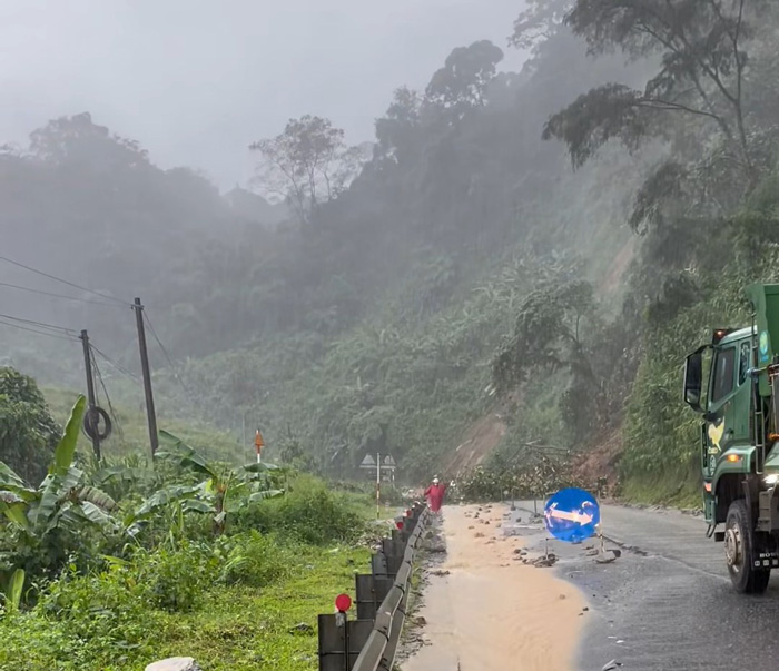 Mua mua, viec di chuyen qua duong deo kha nguy hiem. Anh: Thanh Tuan