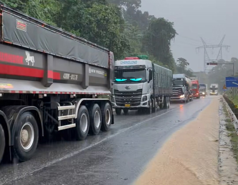 Dozens of vehicles were congested on Lo Xo Pass due to landslides that occurred this morning, October 26. Photo: Thanh Tuan