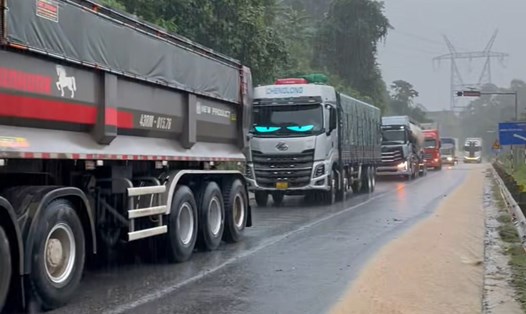Hàng chục phương tiện ùn tắc trên đèo Lò Xo do sạt lở diễn ra vào sáng nay 26.10. Ảnh: Thanh Tuấn