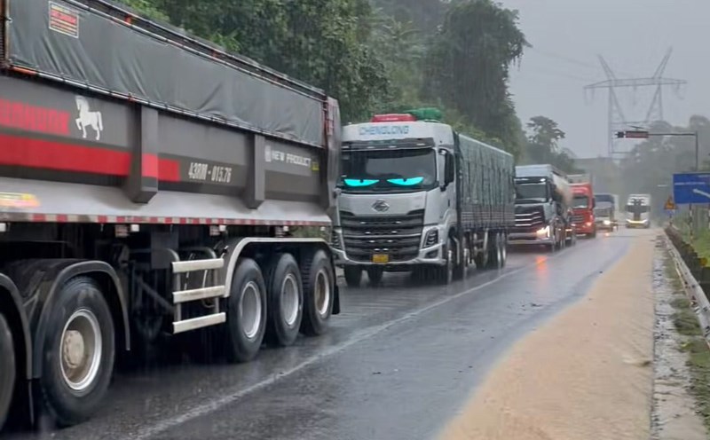 Dozens of vehicles were congested on Lo Xo Pass due to landslides that occurred this morning, October 26. Photo: Thanh Tuan