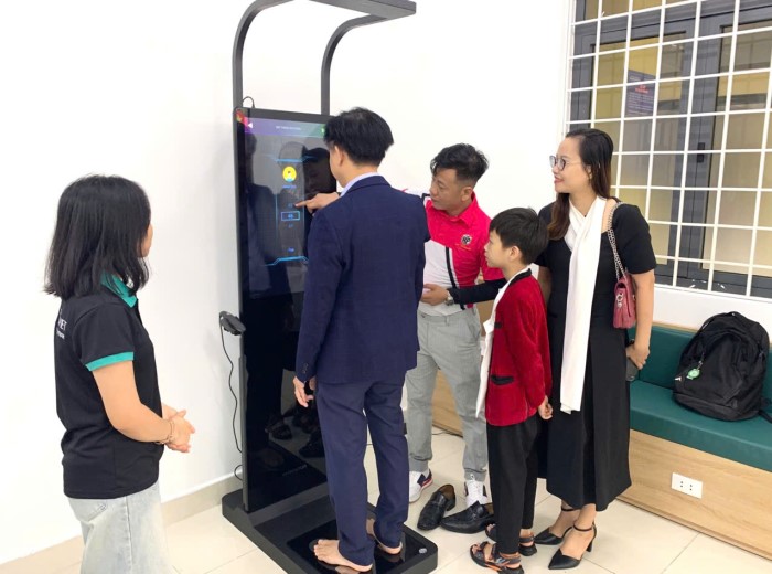 Nguoi dan trai nghiem may anovator -  mot thiet bi phan tich co the hien dai. Anh: Song Han