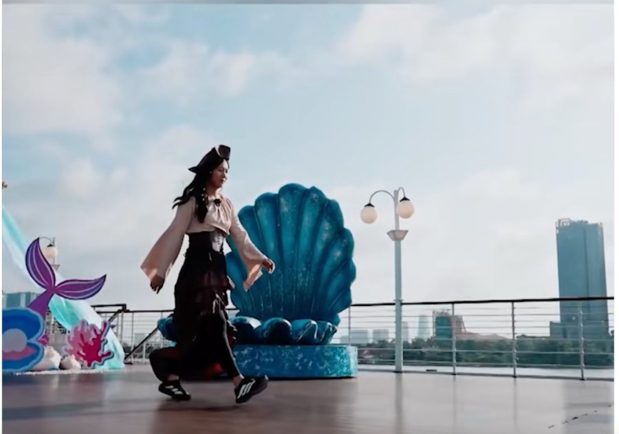 Kinh ngu Anh Vien xuat hien voi phong cach moi la. Anh: Cat tu video