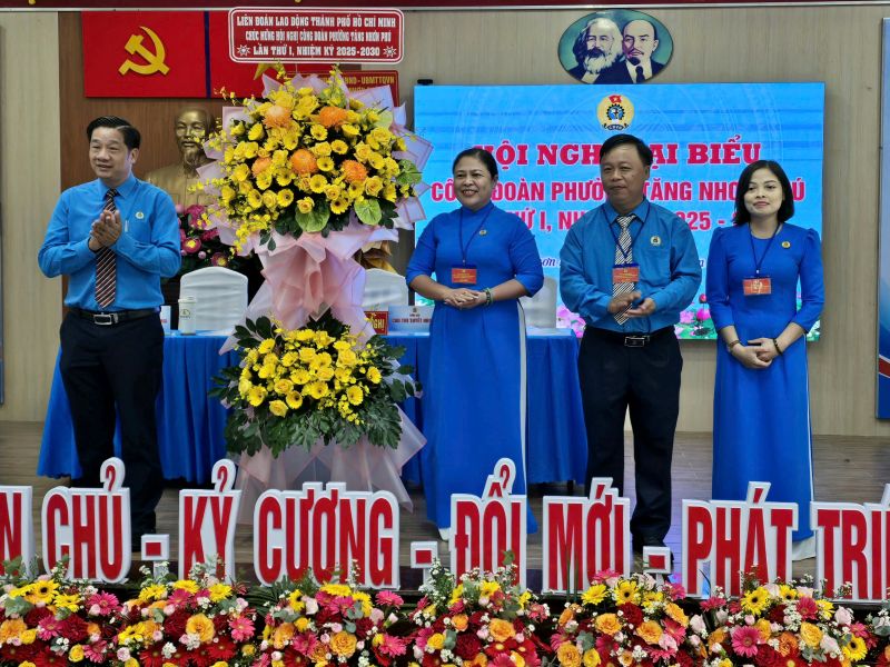 Representative of the Ho Chi Minh City Labor Federation (left) presented flowers to congratulate the Tang Nhon Phu Ward Trade Union Conference. Photo: Nam Duong