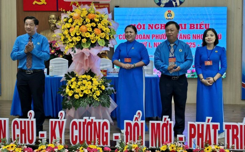Representative of the Ho Chi Minh City Labor Federation (left) presented flowers to congratulate the Tang Nhon Phu Ward Trade Union Conference. Photo: Nam Duong