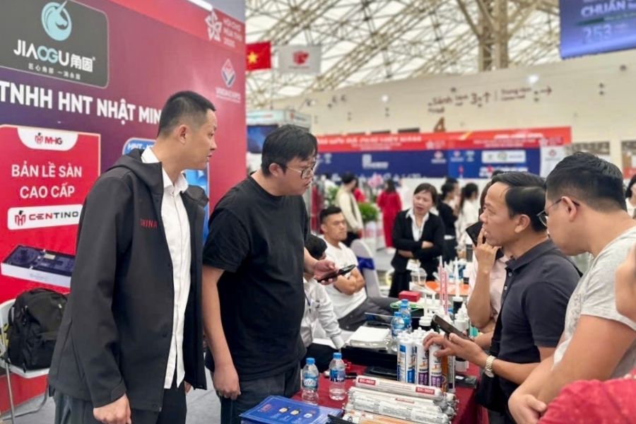 Khach hang tham quan gian trung bay tai Trien lam Quoc te Nganh Cua Viet Nam 2025. Anh Bao Binh