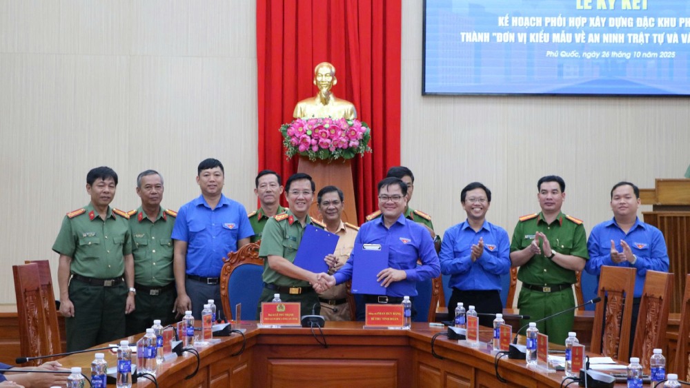 Signing and launching coordination activities to build a "Cultured City" in Phu Quoc special zone. Photo: Tien Dung