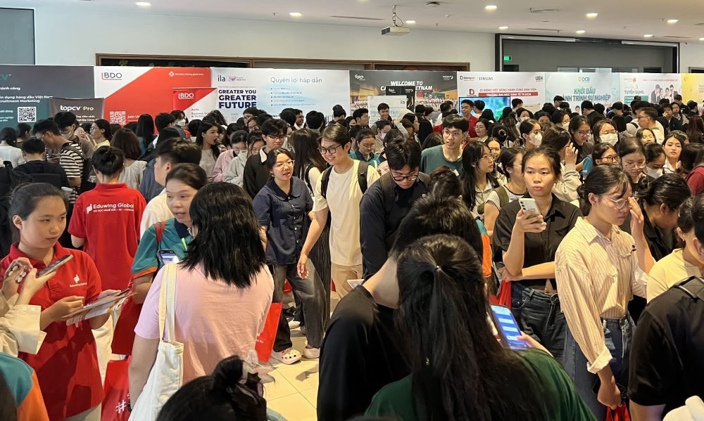 The second round of the "HCMC Internship and Employment Fair -UEH Career Fair 2025" attracted a large number of students to participate. Photo: Vinh Phu
