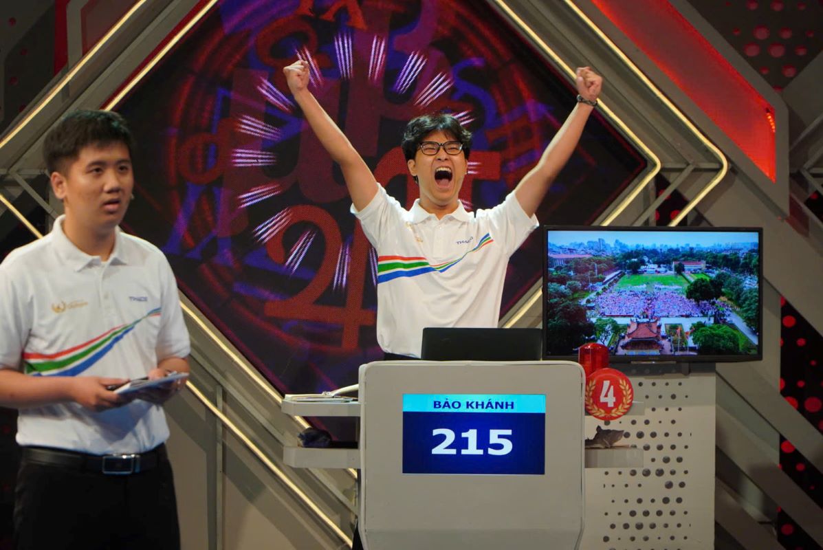 The moment Bao Khanh officially became the owner of the laurel wreath of the 25th Road to Olympia. Photo: Anh Duc