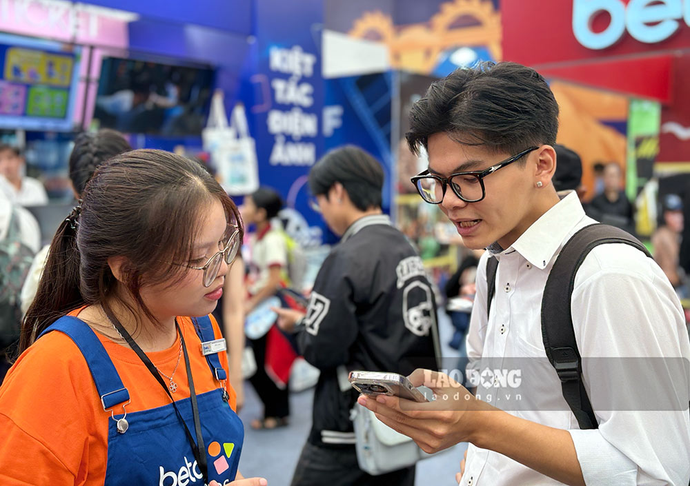 Khan gia nhan ve truc tiep tai khu vuc quay ve va Drink & Food hoac dat ve online qua he thong dang ky chinh thuc cua Hoi cho. Moi nguoi duoc nhan toi da hai ve/luot dang ky. Anh: Y Yen