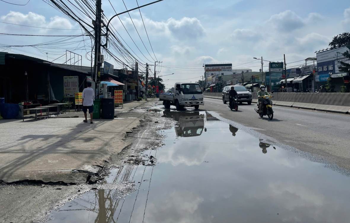 Du troi khong mua nhung tuyen duong van bi dong nuoc. Anh: Dinh Trong