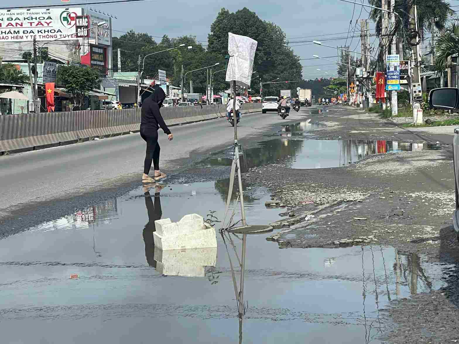 Nguoi dan mang thung xop, lay can cay du hong va treo bao bi len tren de canh bao. Anh: Dinh Trong