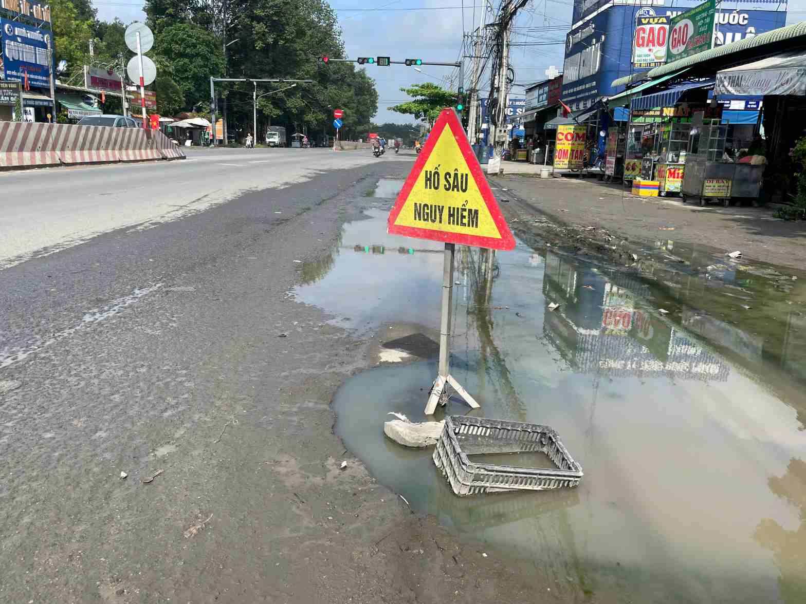 DT 744 road section through Tay Nam ward, Ho Chi Minh City is damaged, people have issued warning signs. Photo: Dinh Trong