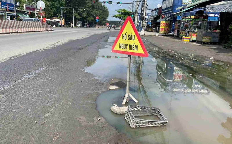 DT 744 road section through Tay Nam ward, Ho Chi Minh City is damaged, people have issued warning signs. Photo: Dinh Trong