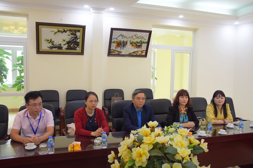 Les individus et les representants des collectifs typiques et avances du Syndicat vietnamien du textile et de l'habillement assistent au XIe Congres national de la course patriotique des ouvriers et des employes du travail organise par la Confederation generale du travail du Vietnam. Photo : CDN
