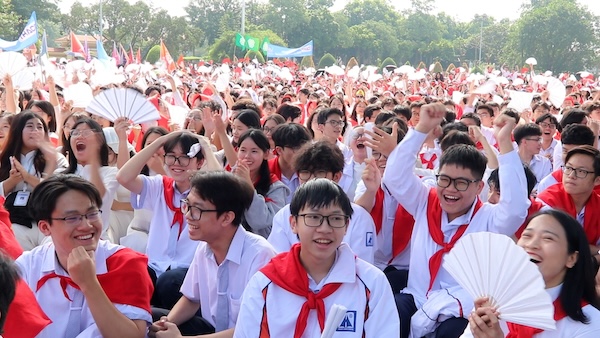 Hanoi's bridge exploded at the moment Olympia Champion Tran Bui Bao Khanh won the championship.