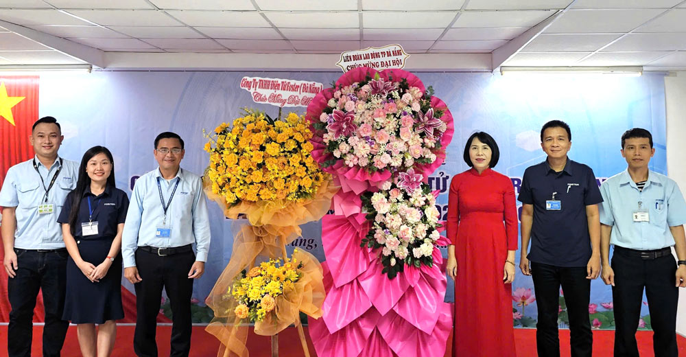 Mme Ho Thi Lan Huong - vice-presidente de la Federation du travail de la ville de Da Nang (3e a partir de la droite) offre des fleurs pour feliciter le Congres du syndicat de base de la societe Foster Electronics Co. Ltd. Photo : Syndicat de Da Nang