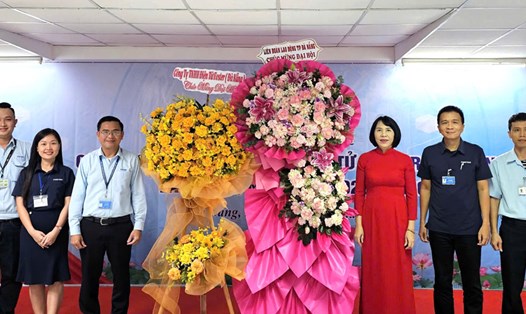 Bà Hồ Thị Lan Hương - Phó Chủ tịch LĐLĐ thành phố Đà Nẵng (thứ 3 từ phải) tặng hoa chúc mừng Đại hội Công đoàn cơ sở Công ty TNHH Điện tử Foster. Ảnh: Công đoàn Đà Nẵng