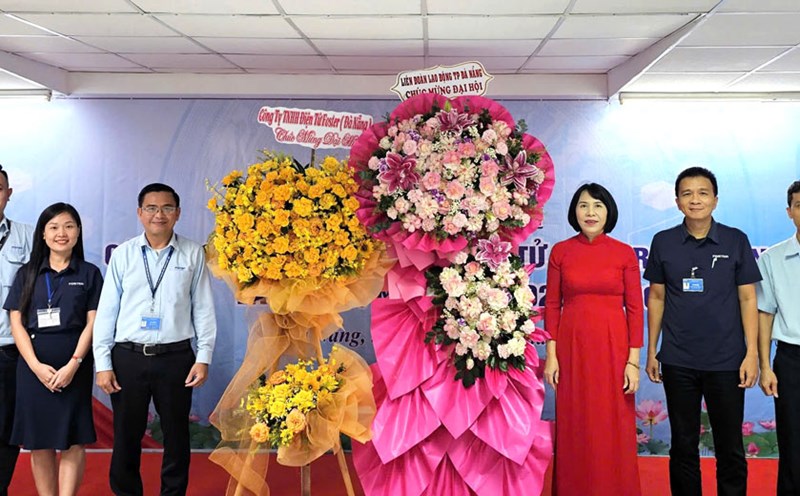Ms. Ho Thi Lan Huong - Vice President of the Da Nang City Labor Federation (3rd from right) presented flowers to congratulate the Trade Union Congress of Foster Electronics Company Limited. Photo: Da Nang Trade Union
