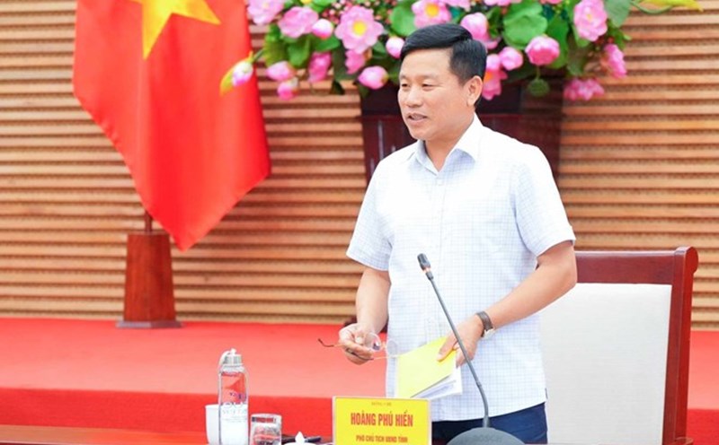 El vicepresidente del Comite Popular Provincial de Nghe An Hoang Phu Hien solicita a los distritos y municipios que paguen los fondos para la compensacion por la liberacion del terreno de la Carretera Nacional 1A. Foto: Thanh Cuong