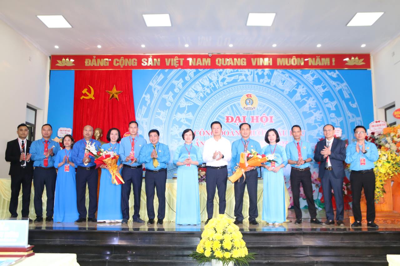 Le Comite executif du syndicat du quartier d'Au Lau mandat 2025-2030 presente le Congres. Photo : Van Duc.