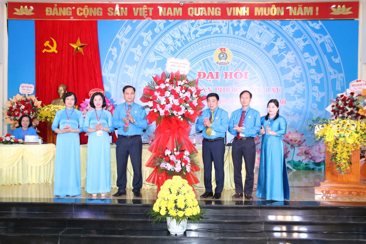 Lanh dao Lien doan Lao dong tinh Lao Cai tang hoa chuc mung Dai hoi. Anh: Van Duc