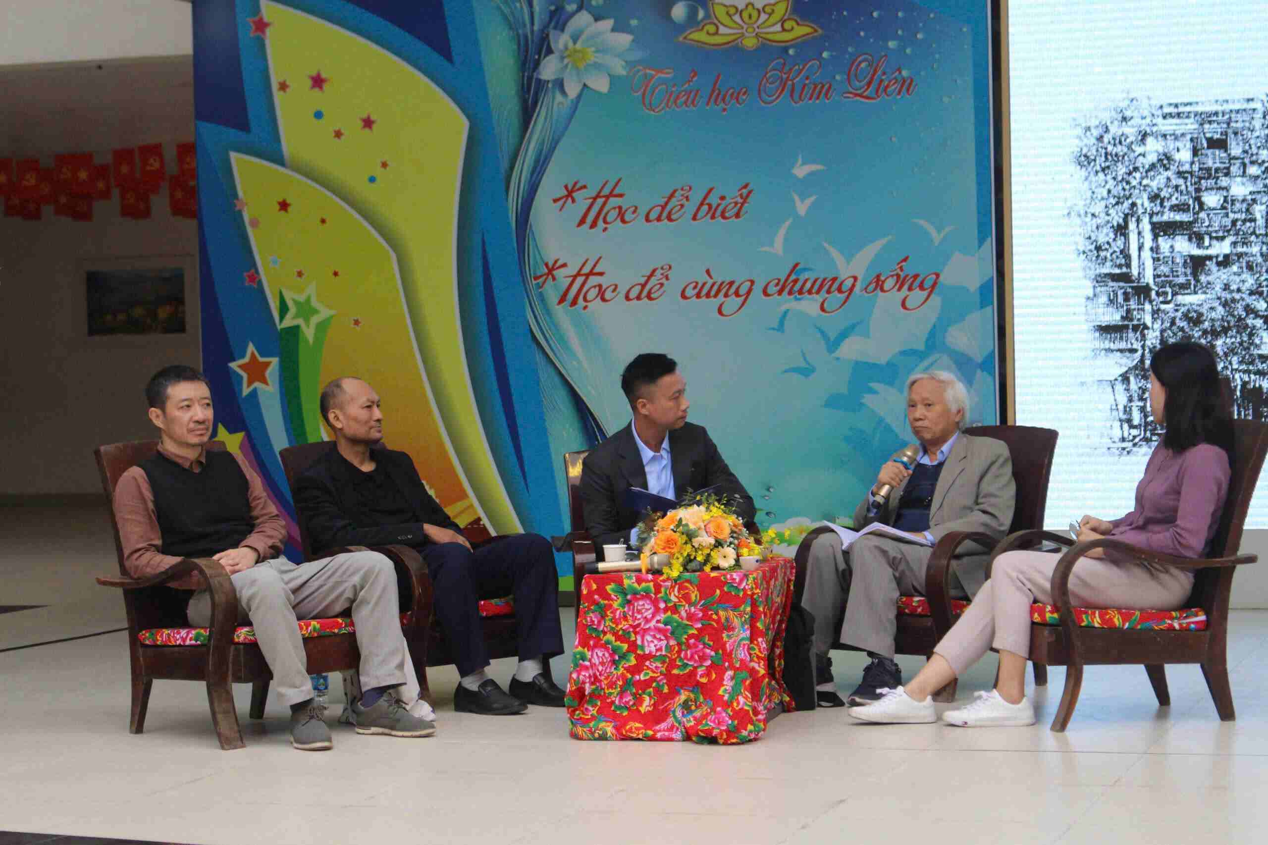 PGS.TS Nguyen Van Huy chia se tai su kien ra mat sach va toa dam “Khu tap the - Tim lai giac mo thien duong“. Anh: Le Tuyen