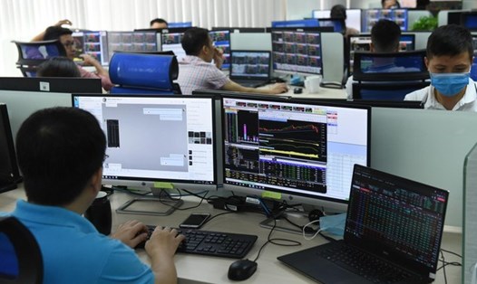 Thị trường chứng khoán được dự báo sẽ có cơ hội phục hồi từ tháng 11 và rõ nét hơn vào tháng 12 sắp tới. Ảnh: Lê Toàn