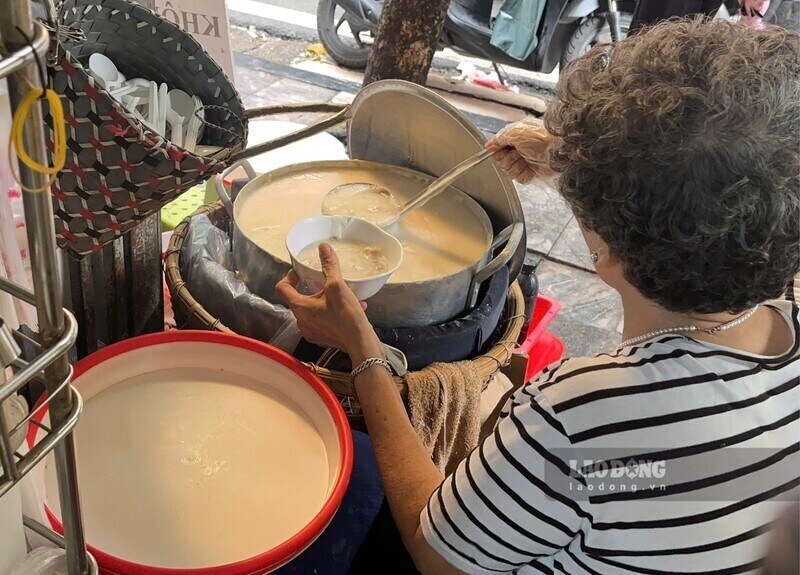 하노이 구시가지에서 허리가 굽은 할머니의 chao suon 가게는 손님으로 가득 찼습니다. 사진: tuong vy