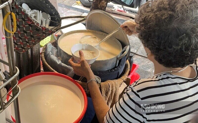 The old lady's rib porridge shop is packed with customers in Hanoi's Old Quarter. Photo: Tuong Vy