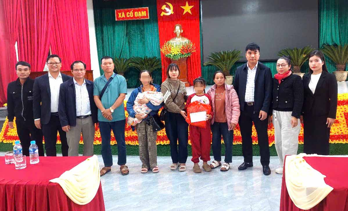 The authorities and the Co Dam commune union parted ways and gave gifts to L to return to her maternal hometown in Son La province to live and study. Photo: Tuan Quang.