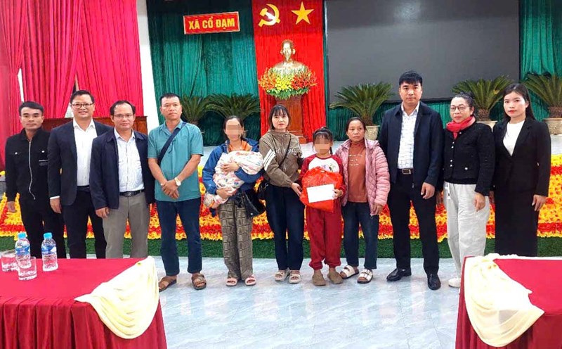 The authorities and the Co Dam commune union parted ways and gave gifts to L to return to her maternal hometown in Son La province to live and study. Photo: Tuan Quang.